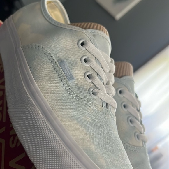 Vans - Picture 3 of 5